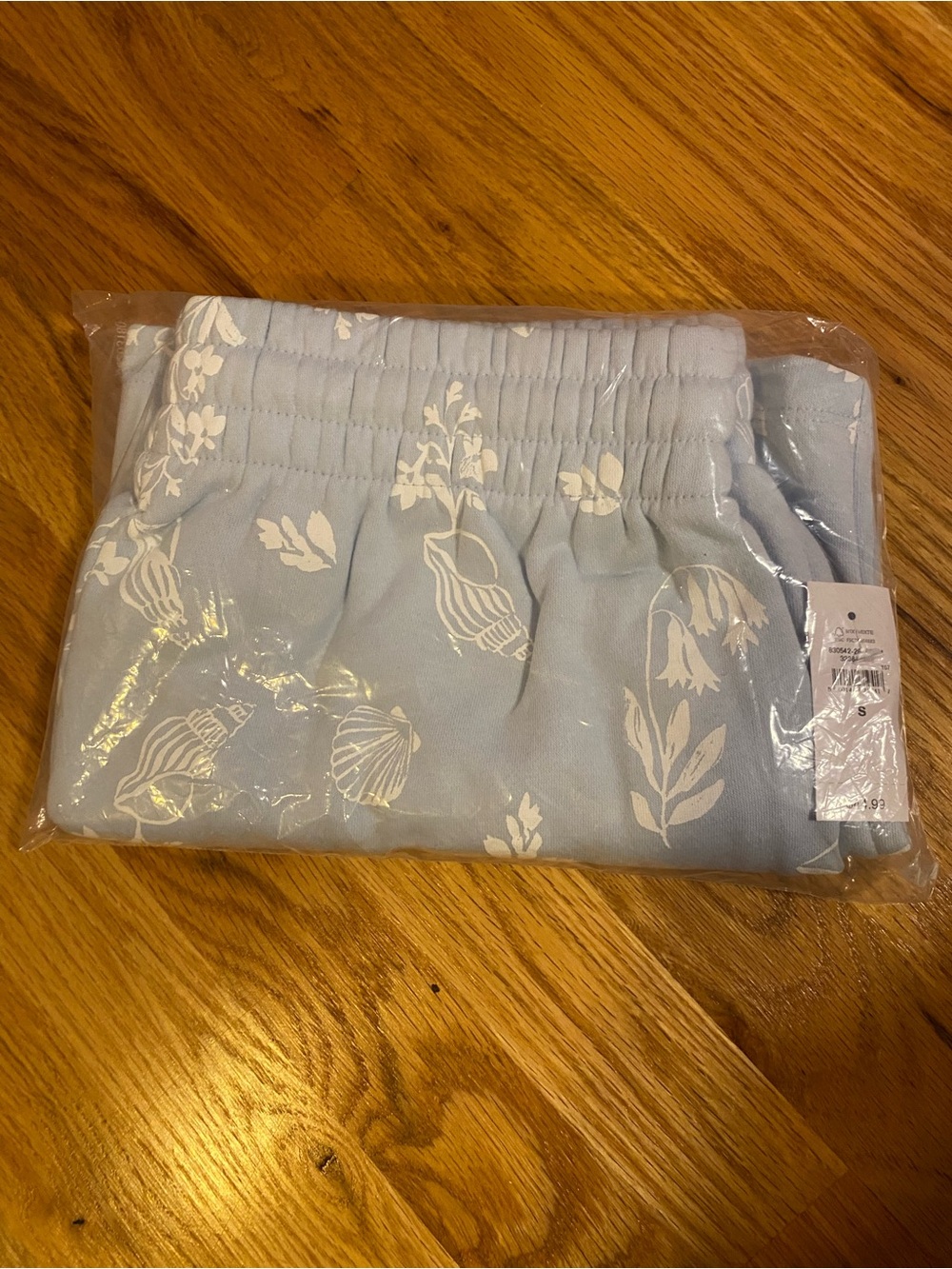Womens’ GAP blue floral seashell sweatshorts